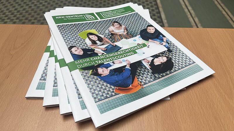 Cover der Broschüre „Mehr Chancengerechtigkeit durch Talentscouting“